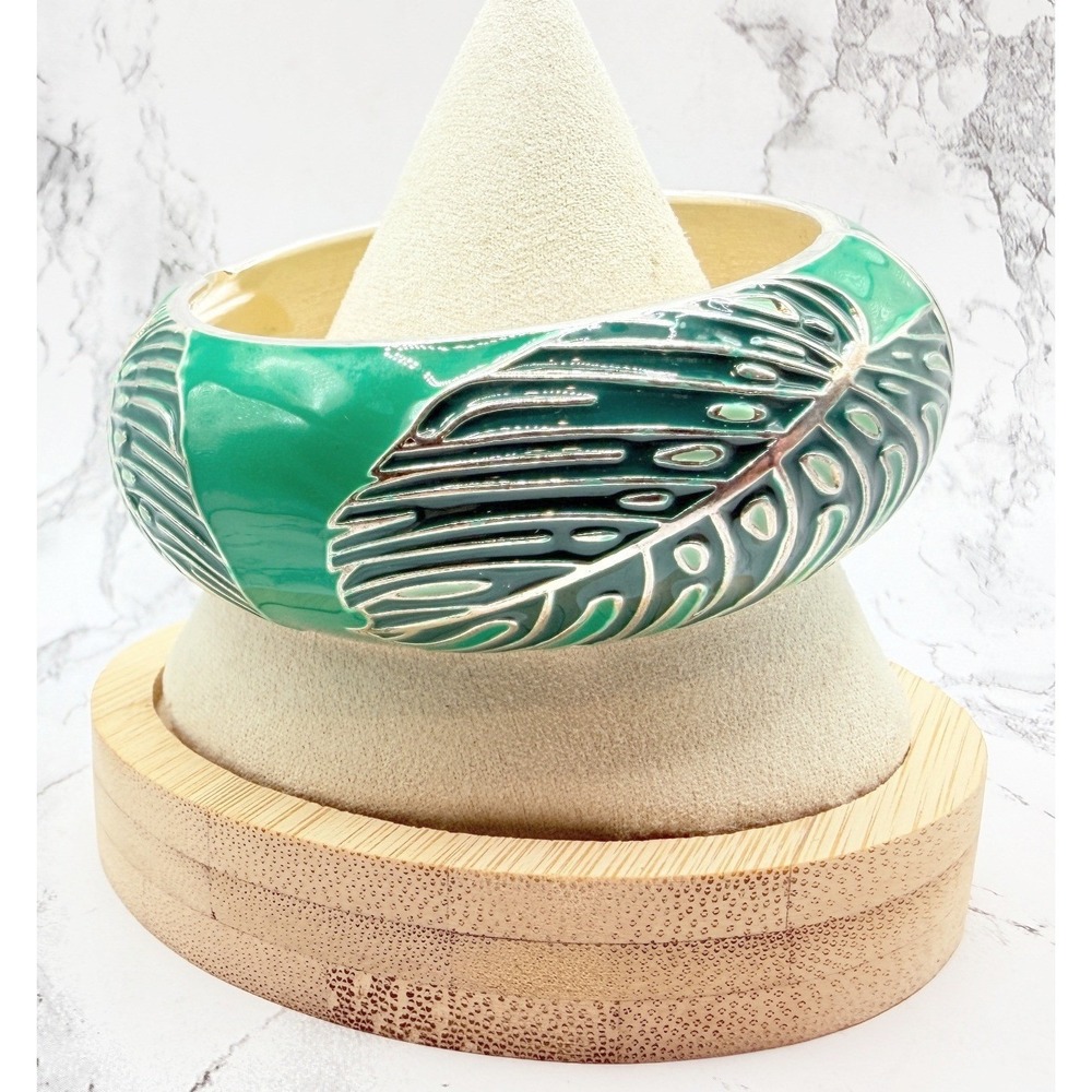 Sequin Brand Green Enamel Silver Tone Leaf Hinged Clamper Bracelet 8 Inch